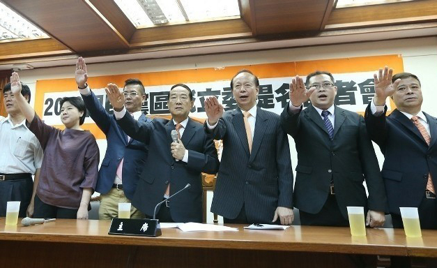 親民黨主席宋楚瑜（左四）與秘書長秦金生（右三）宣佈2016年親民黨區(qū)域“立委”提名情況