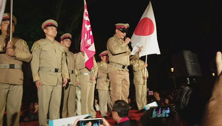 "白狼"張安樂攜抗日人士後代路過"教育部" 規(guī)勸學生