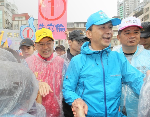 朱立倫冒雨3小時(shí)不間斷拜票 呼籲藍(lán)營(yíng)選民歸隊(duì)