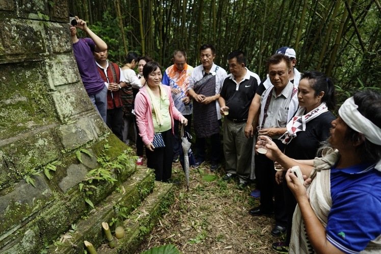 臺灣少數(shù)民族“立委”高金素梅1日帶領(lǐng)原住民長老、學(xué)者，走訪百年前泰雅族“大豹社戰(zhàn)役”戰(zhàn)場