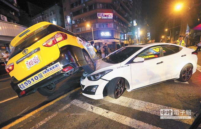 日前一輛白色自小客車，疑因酒駕想躲取締，違規(guī)紅燈左轉(zhuǎn)時，將計程車整輛鏟起