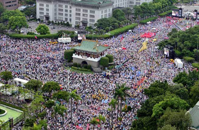 退休軍公教3日走上街頭，以“要尊嚴、反污名”為要求，向新當(dāng)局表達不滿怒吼，圖為抗議軍公教團體聚集在凱道周邊