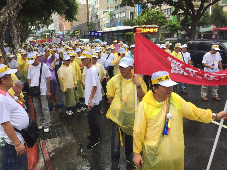 臺灣“百萬觀光産業(yè)自救大遊行”13日走上街頭抗議