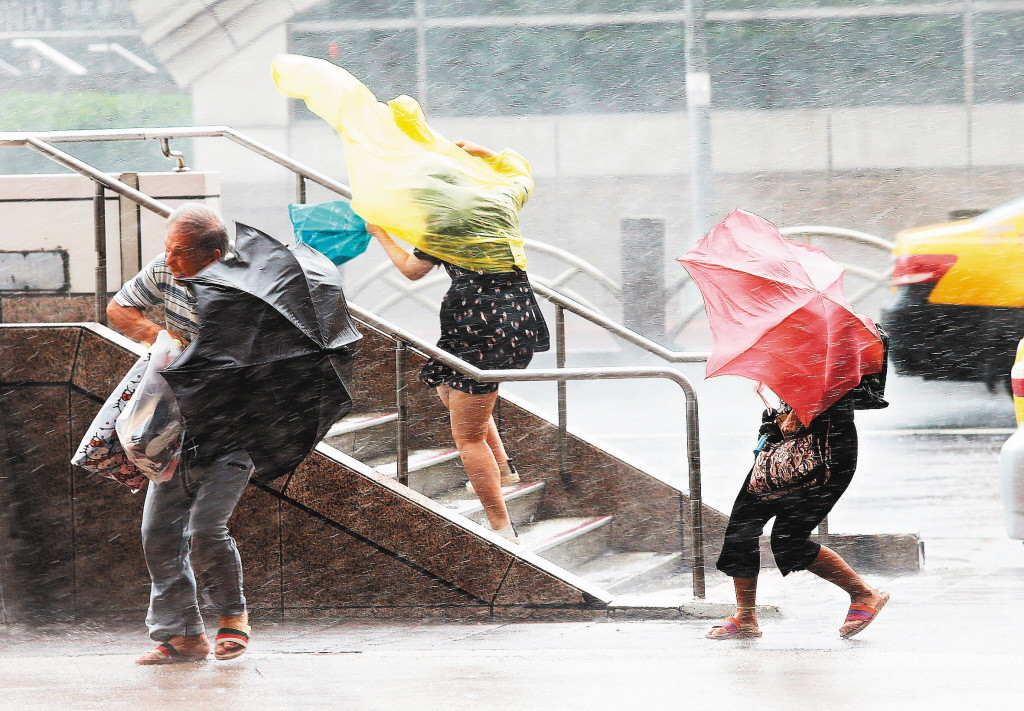 “鲇魚(yú)”颱風(fēng)挾帶強(qiáng)風(fēng)豪雨，各地頻傳災(zāi)情