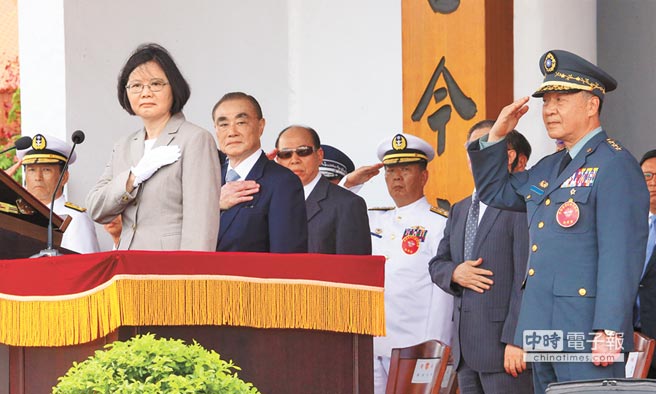 6月16日蔡英文校閱臺軍陸軍官校學(xué)生部隊，馮世寬（左二）、邱國正（右一）陪同校閱