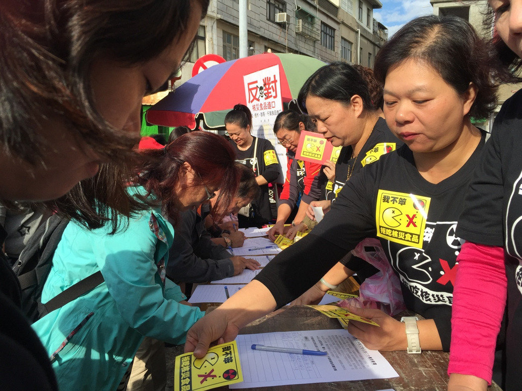 國(guó)民黨“反核食投票”金門場(chǎng)聯(lián)署活動(dòng)，4日在金門最熱鬧的金城東門菜市場(chǎng)舉行，民眾熱情響應(yīng)