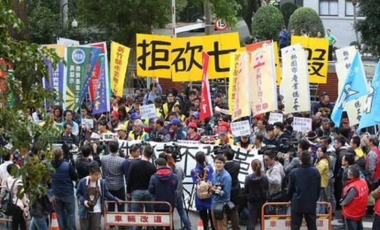 爭議多時的“勞基法”草案在“立法院”內(nèi)外抗?fàn)幭峦瓿伞＃▓D片來源網(wǎng)路）