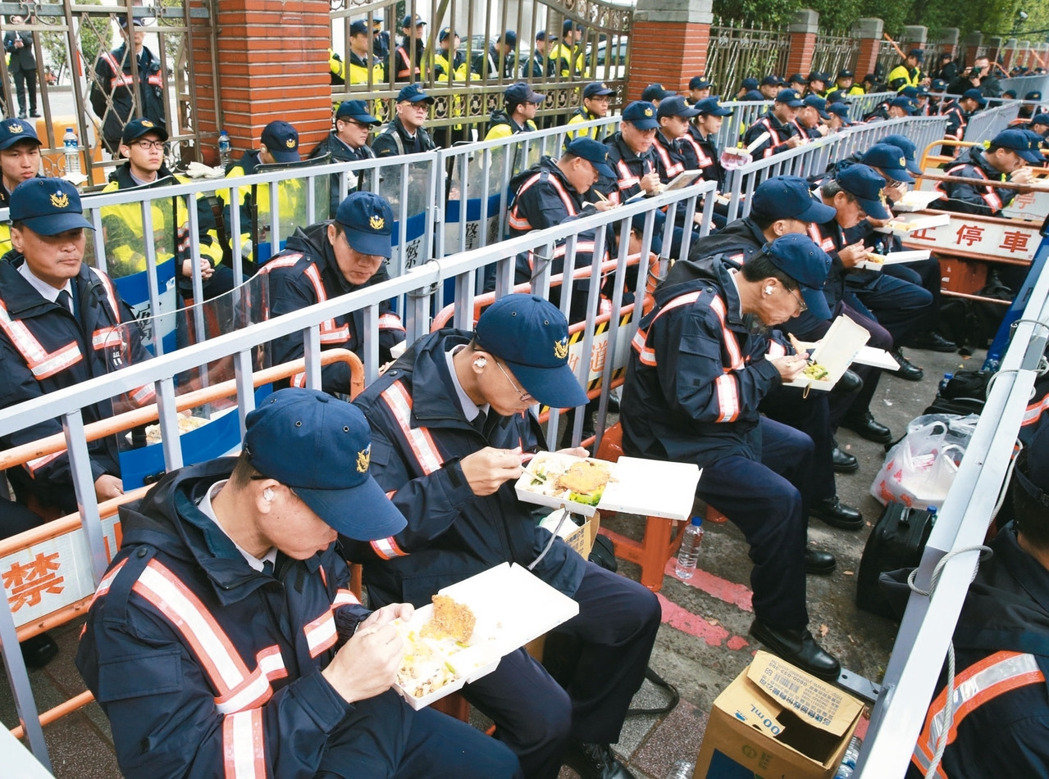 臺灣民代批當局：把警察當動物關在柵欄裏