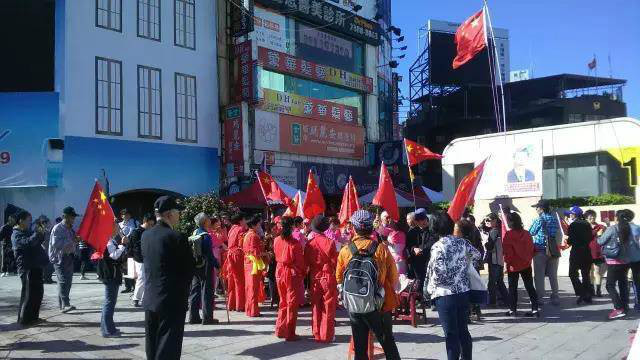 2017年元旦，臺(tái)灣多地群眾升起五星紅旗。