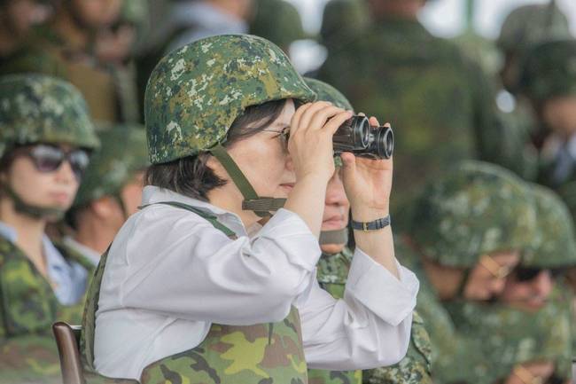 蔡英文全副武裝觀摩“漢光軍演”