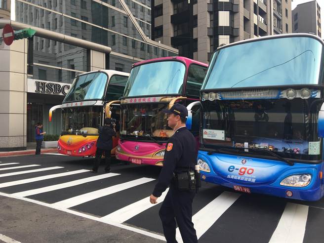 臺(tái)當(dāng)局撤銷遊覽車公司執(zhí)照 司機(jī)開車封路抗議