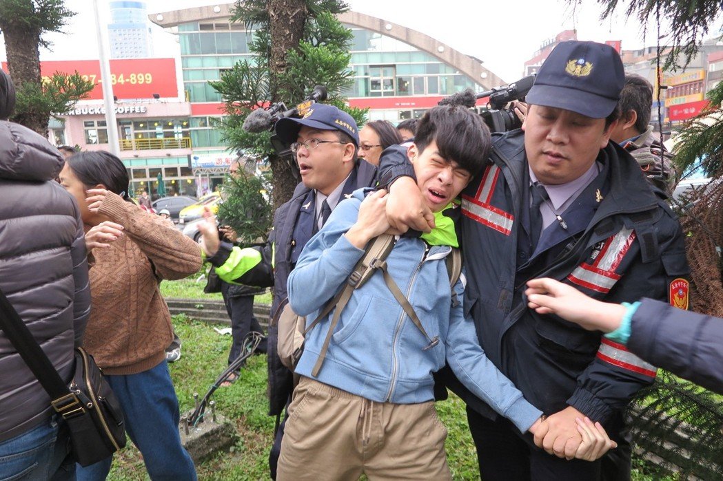 “臺獨”社團(tuán)欲拆蔣介石銅像 毆打警察卻喊“警察打人”