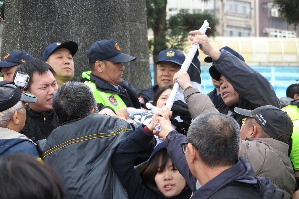 “臺獨”社團(tuán)欲拆蔣介石銅像 毆打警察卻喊“警察打人”