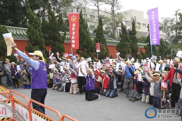 臺灣軍公教等團(tuán)體下跪抗議年改 高喊“蔡英文下臺”