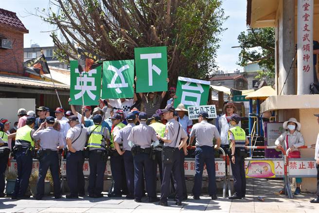 因抗議行動(dòng)蔡英文頻取消行程　葉毓蘭諷：乾脆在家吹冷氣抱想想