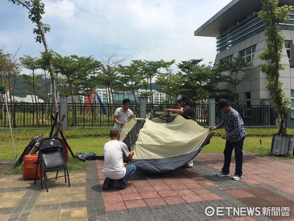 臺(tái)灣退伍軍人至防務(wù)部門前紮營(yíng)絕食 抗議年金改革