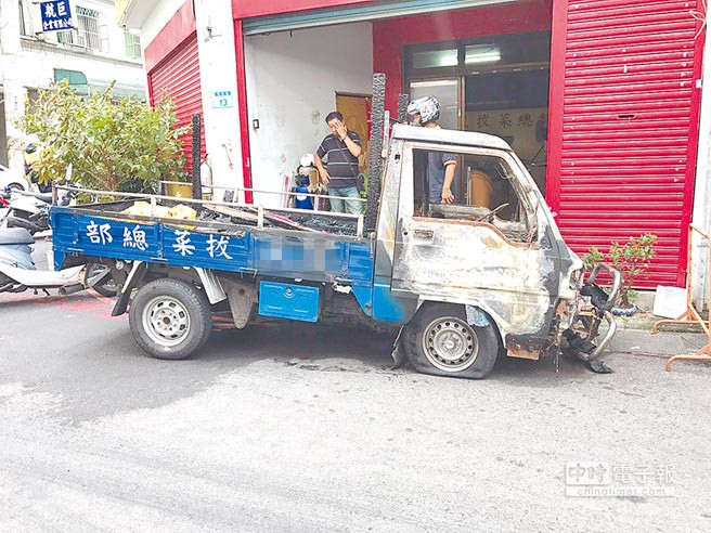 “拔菜總部”宣傳戰(zhàn)車全臺(tái)各地跑 疑遭人縱火被燒燬