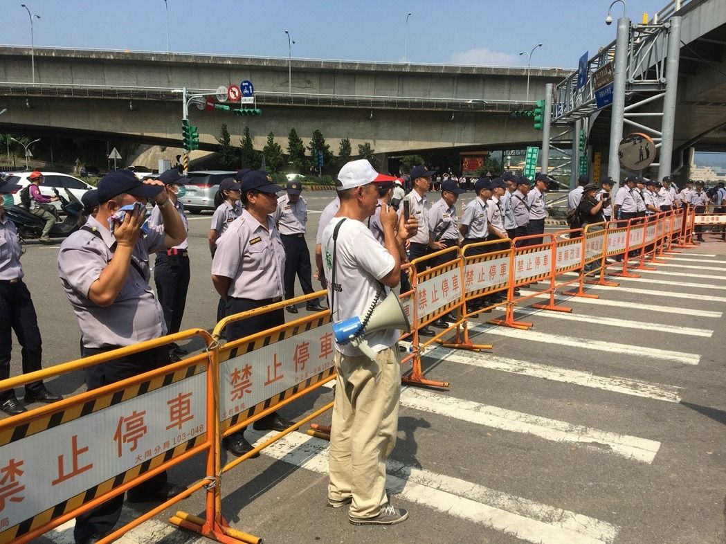 民進(jìn)黨開會(huì)佈置大批警力頂烈陽戒備 陳抗團(tuán)體零星現(xiàn)身