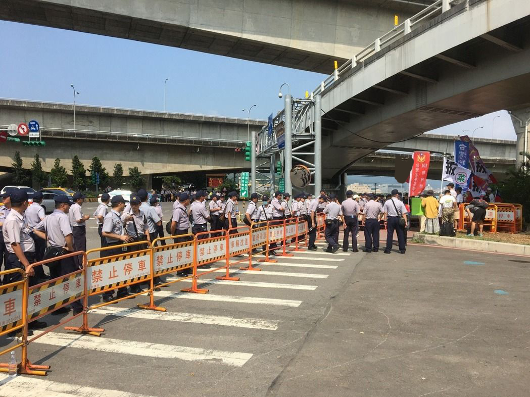 民進(jìn)黨開會(huì)佈置大批警力頂烈陽戒備 陳抗團(tuán)體零星現(xiàn)身