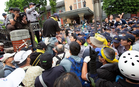 反軍人年改團(tuán)體“八百壯士”脫序 吳斯懷公開道歉