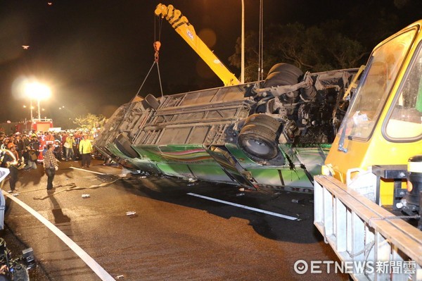 蝶戀花遊覽車事故。（圖片來(lái)源：臺(tái)灣《東森新聞雲(yún)》）