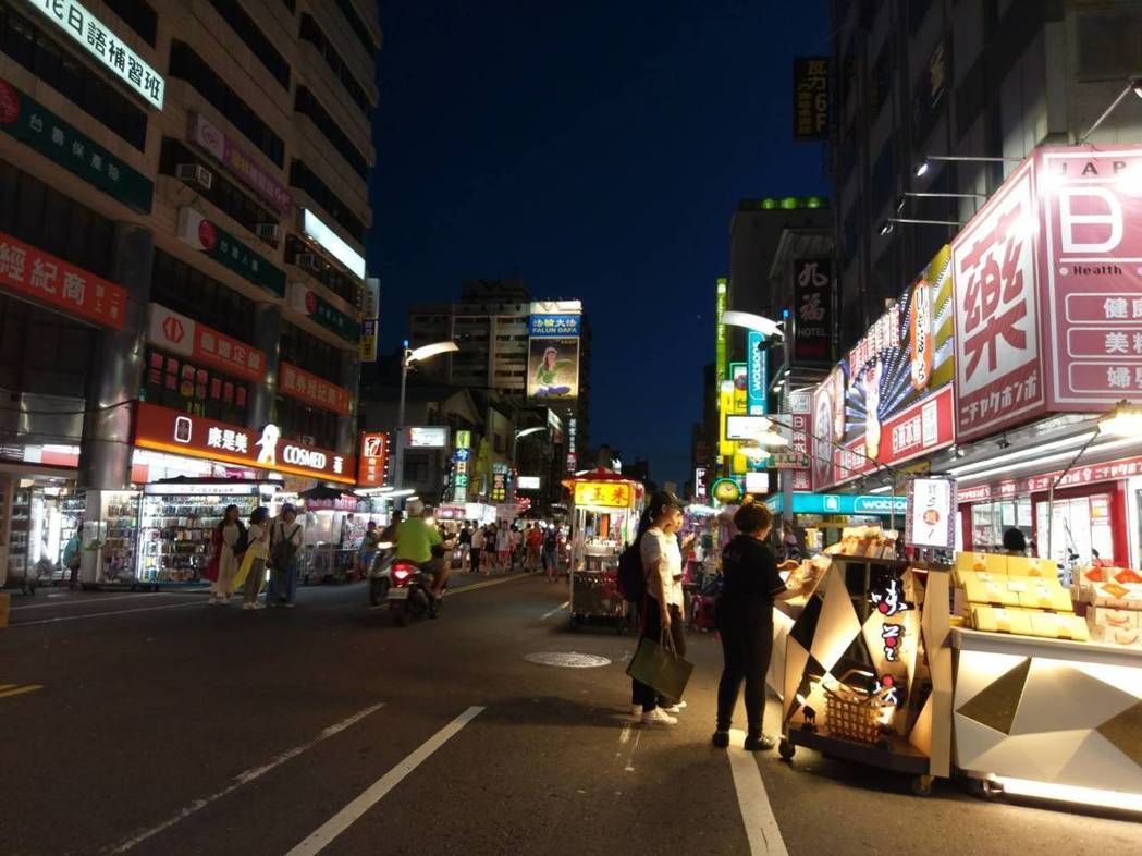 陸客近半年減6成以上，六合夜市生意慘澹。（圖片來源：臺灣《聯(lián)合報(bào)》）