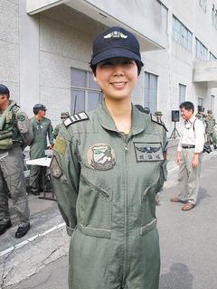 臺軍阿帕奇戰(zhàn)機(jī)亮相女飛行官成“嬌點(diǎn)”（圖）