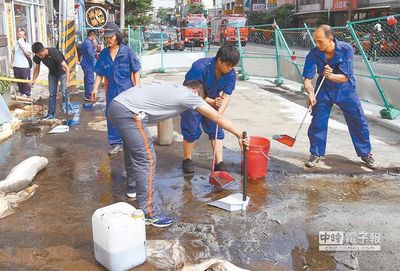 軍方輸油管破裂不斷冒油臺(tái)中消防部門(mén)緊急清理