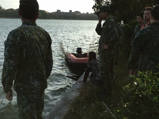 金門裝甲車衝進(jìn)水深數(shù)米湖中 兩士兵疑溺亡