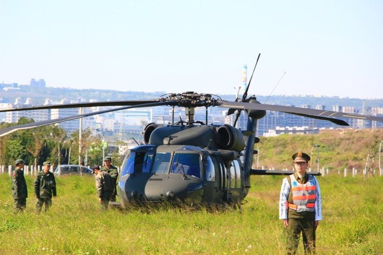 黑鷹直升機不明原因迫降臺中南屯，臺軍方強調(diào)人機平安。（圖/《聯(lián)合報》 蘇木春攝）