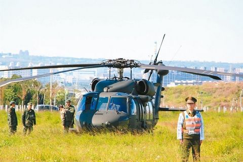 臺(tái)軍黑鷹直升機(jī)迫降臺(tái)中市“眼鏡蛇”盤繞護(hù)航