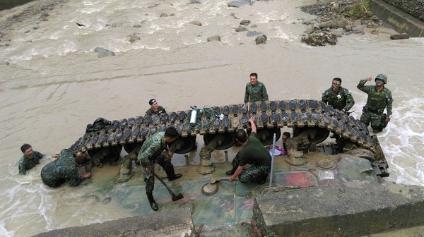 臺陸軍戰(zhàn)車墜溪 網(wǎng)友：臺灣目前的戰(zhàn)車等於移動鐵棺材