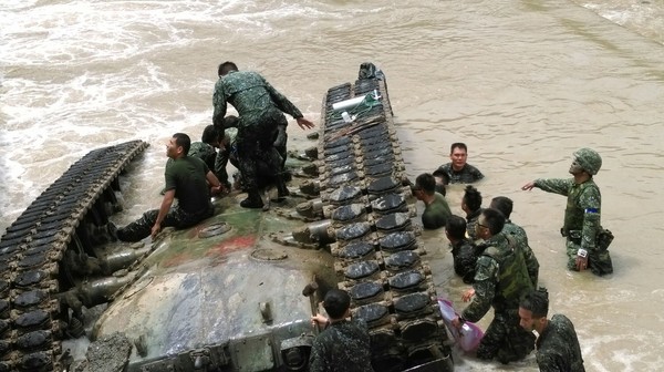 臺陸軍戰(zhàn)車翻覆重傷官兵或成植物人 家屬聞訊痛哭