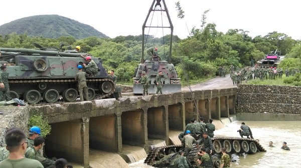 臺陸軍戰(zhàn)車翻覆駕駛員驚嚇過度 精神恍惚靠安眠藥入睡