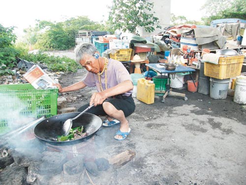 63歲男子劉榮清住在二高橋下十八年，過(guò)著接近原始的生活。