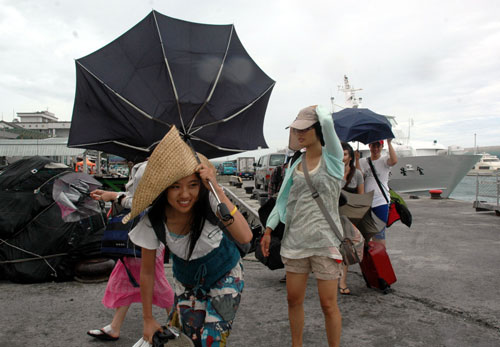 3 個颱風(fēng)環(huán)伺臺灣，臺東海面風(fēng)浪31日上午增強(qiáng)，海上交通中午過後暫停，綠島遊客提前返回臺東。