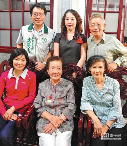 103歲老人天天讀報培養(yǎng)出醫(yī)生世家（圖）