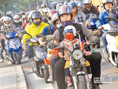 3千輛摩托車集結(jié)臺(tái)灣大道機(jī)車族高呼“反禁摩”