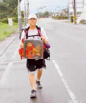 徒步環(huán)島洗滌心靈臺(tái)灣半盲青年重獲新生（圖）