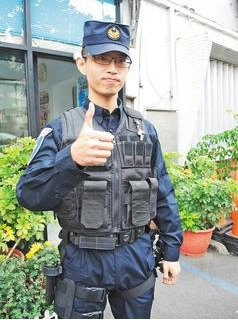 醉翁騎車墜泥田險(xiǎn)窒息警員衝入爛泥救人被封英雄