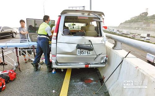 車子超載爆胎臺(tái)灣工頭窩在後備箱慘死（圖）