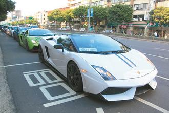 11輛跑車載弱勢家庭兜風(fēng)路人駐足拍照（圖）