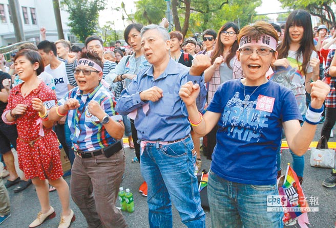 6000臺(tái)灣民眾走上街頭“彩虹圍城” 力爭(zhēng)婚姻平權(quán)