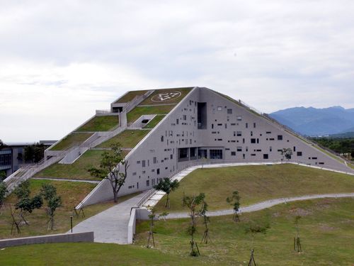 臺東大學(xué)新建地景式圖書館隱身草地樹木間（圖）