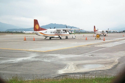 臺(tái)灣德安航空一班機(jī)衝場(chǎng)三次才降落疑起落架異常