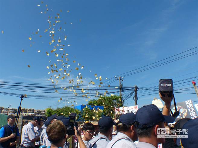 臺(tái)灣一紙廠(chǎng)污染致地下水變紅 上百村民抗議