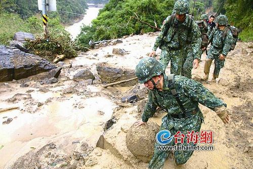 臺軍特戰(zhàn)部隊(duì)挺進(jìn)山區(qū)救援