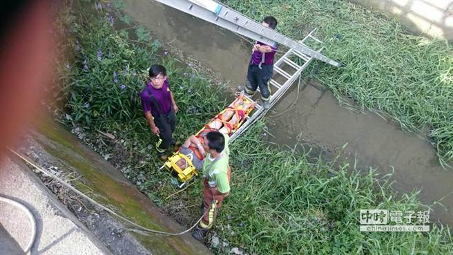 醉酒男子如廁時(shí)墜6米深溝 獲救後稱"坐飛機(jī)下來的"