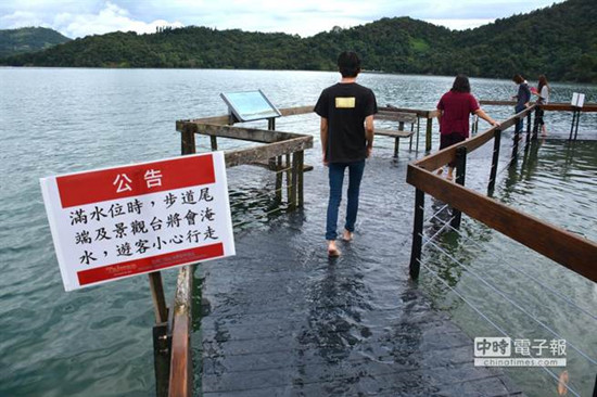 日月潭水位漫過步道遊客赤足“賞蛙”（圖）