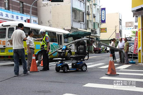 臺灣一路燈桿被扯倒砸中79歲坐輪椅老婦（圖）